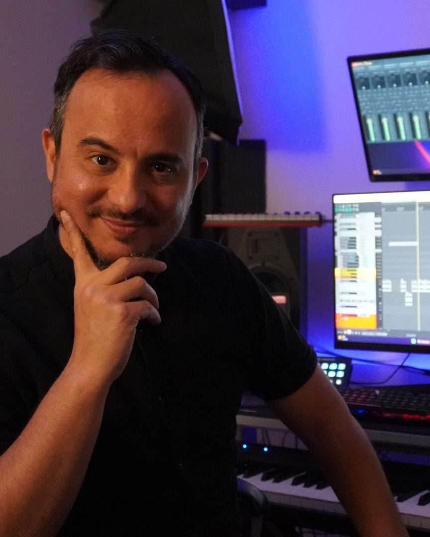 Héctor González en su estudio