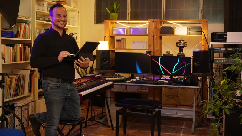 Héctor González en su estudio